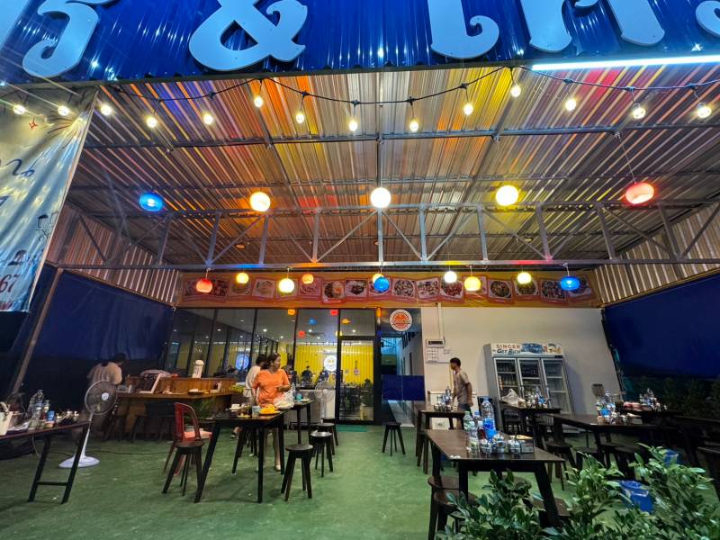 ร้านก๋วยเตี๋ยวเรือชามไม้ บริการอาหารหลากหลาย ทั้งก๋วยเตี๋ยวเรือสูตรเด็ด อาหารตามสั่ง อาหารทานเล่น เครื่องดื่ม และดนตรีสด เหมาะสำหรับนัดพบปะสังสรรค์กับ [..]